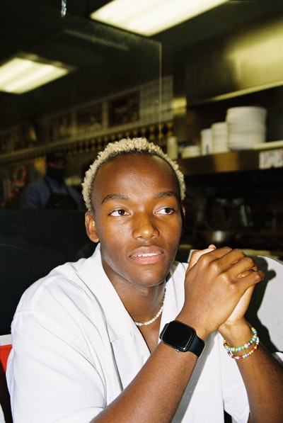 Men wear a white shirt, a black table
